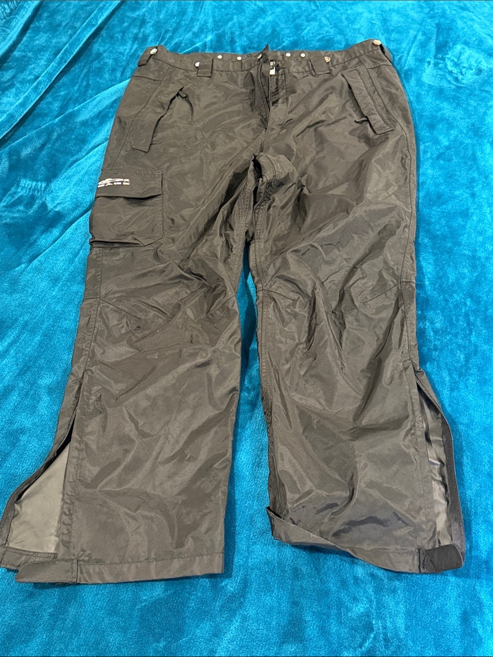 Black Men's Cargo Snow Pants with Utility Pockets